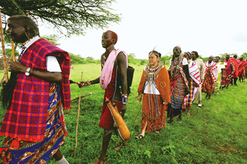 花嫁の行列。左から3人目が永松さん