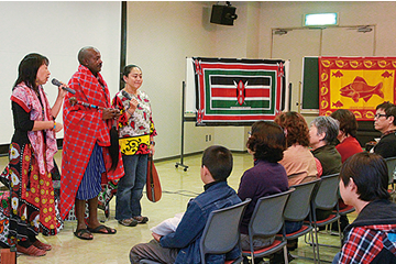 日本での講演活動。左が夫のジャクソンさん 前へ校友クローズアップ一覧次へ